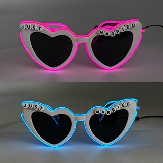 LED hjertebriller med lys og teksten JUST MARRIED – 2 stk